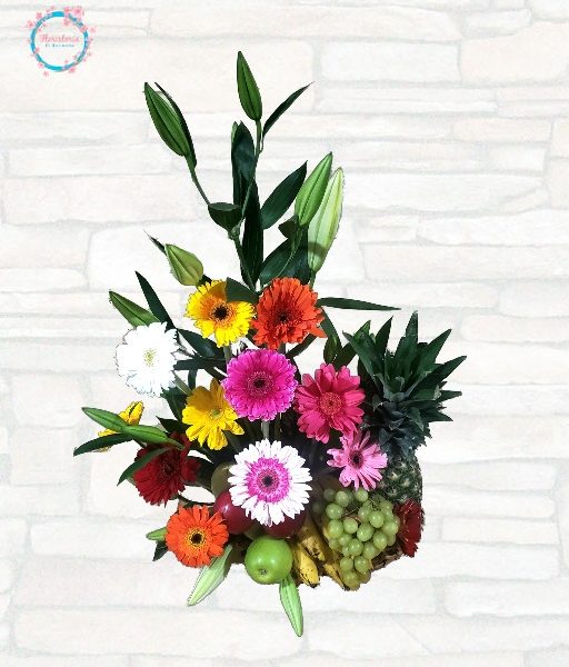 Arreglo con Gerberas y frutas