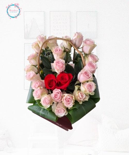 Arreglo de rosas en forma de corazón
